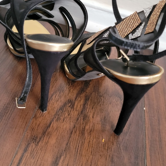 Cute black shoes with gold and sliver in it. Only worn it once - Picture 3 of 3